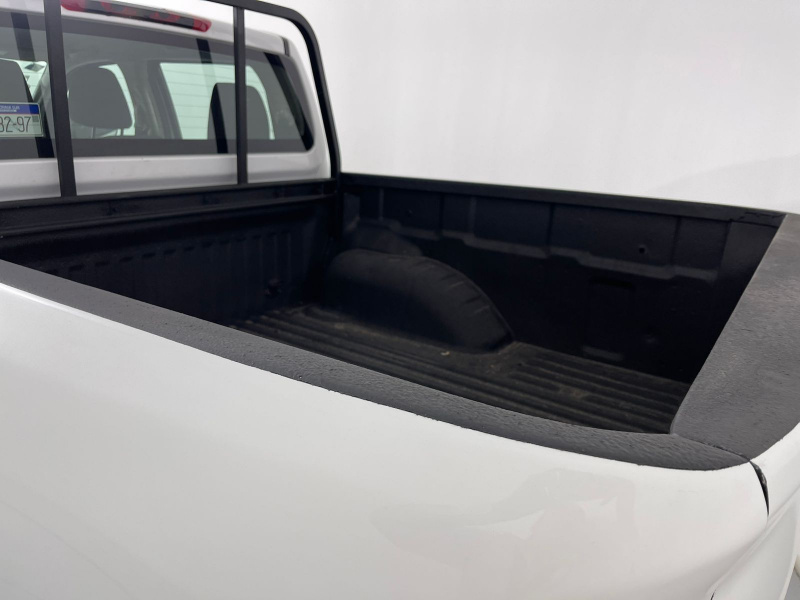 Nissan Comerciales Frontier y NP 300 Frontier Pick-Up 4 pts. Frontier SE, Doble Cab., L4, 2.5l, TM6, a/ac., VE, R-16 (cambio de línea) 2021